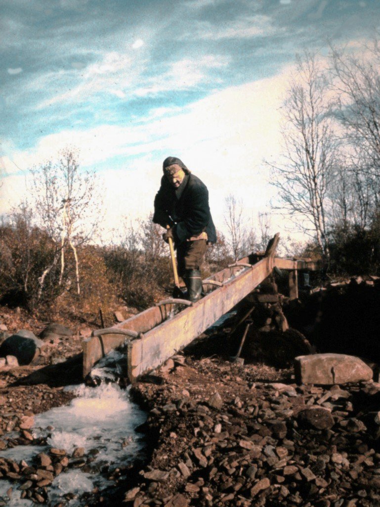 Jaakko Isola rikkoo ränniin yöllä tullutta jäätä syksyllä 1977. Vuoden kuluttua hänet löydettiin kuoleena kämpästään.