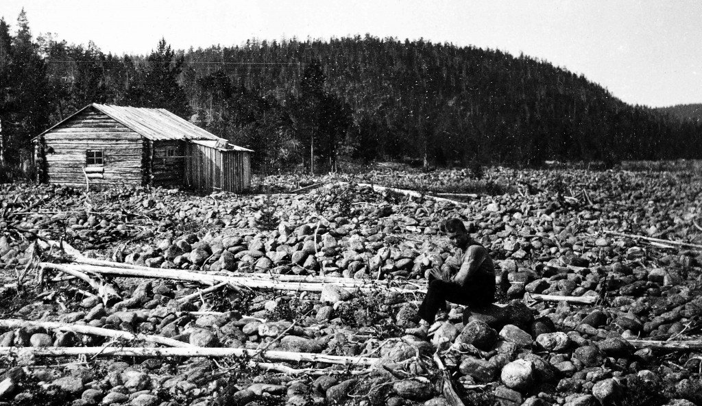 Sotajoen suupankin kaivetun kivikon reunassa vielä näkyvät kämpän rauniot kertovat tästä rakennuksesta. Kuva on geologi Erkki Mikkolan ottama 1920-luvun lopulla. Hipputeoksen arkisto.
