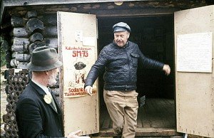 Kaksi kultamuseon syntymiseen ratkaisevasti vaikuttanutta henkilöä Mutterikämpän avajaisissa 1975. Oviaukossa kultaguru, professori Herman Stigzelius, jonka tassahtelua seuraa kulankaivajien puheenjohtaja Heikki Kokko.