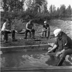 Yrjö Korhonen ja Niilo Raumala opastavat matkailijoita kultamontulla Tankavaarassa 1970-luvun alussa.