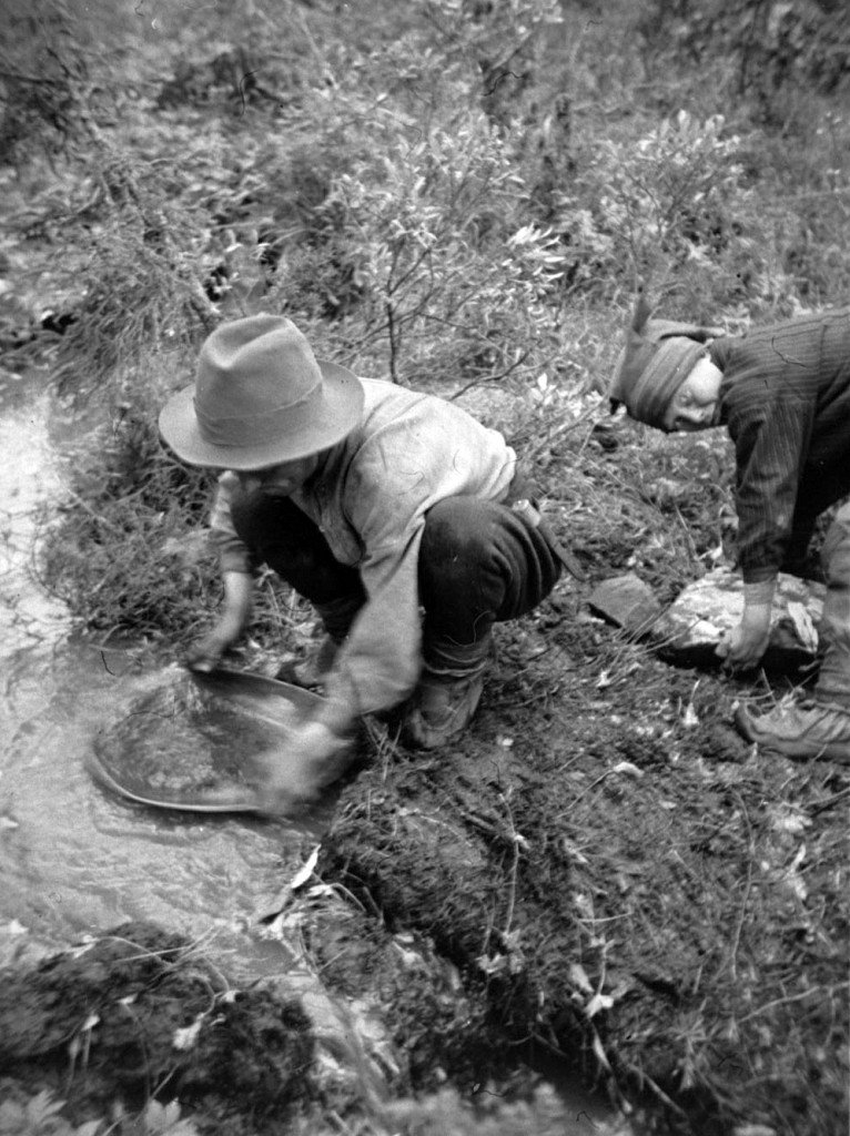 Purnumukan saamelaisa kulapurolla 1933 tai 1934. Kuva Max Peronius.