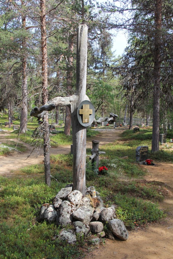 Pyrkyrien palstan muistomerrki Inarin hautausmaalla