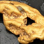 Hipussa on reijän lisäksi korundin näköistä kiveä. Kuva Aila Mikkonen