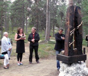 Solega, Jenny, Jouko Korhonen ja Kai Rantanen kiinnittävät Petronellan muistolaattaa Inarin hautasumaalla.