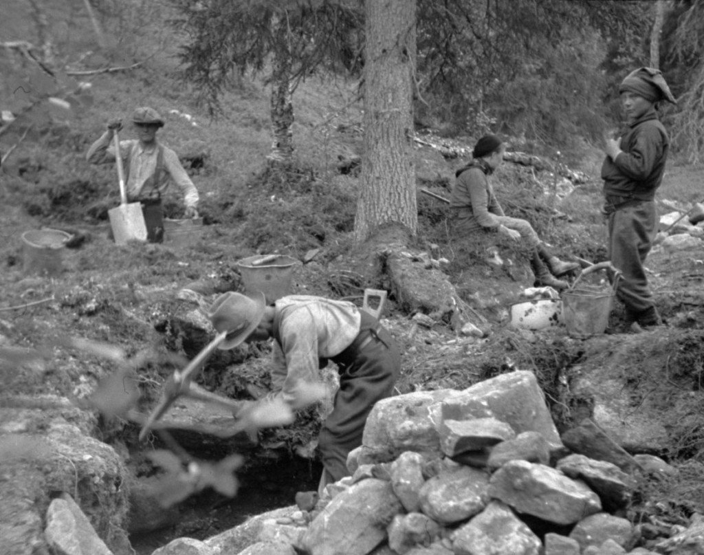 Purnumukan saamelaisia kaivamassa kultaa Tankavaarassa 1934. Kuva Max Peronius/ Antti Peronius
