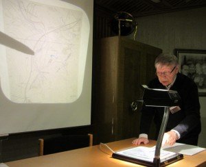 Lauri Skants esittelee Tankavaaran kullankaivukohteita 1930-luvun akupuolella.
