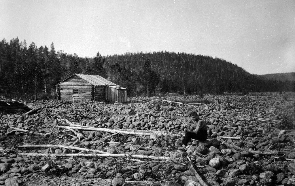 Geologi Erkki Mikkolan kuva Sotajoen suupankin kämpästä Ivalojoen eteläpuolella on 1930-luvun alkupuolelta. Pataniemen kukkula näkyy taustalla hieman eri kulmasta kuin Gebhardin kuvassa.