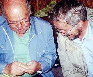 Professori Herman Stigzelius tutkii Merenluotojen 1991 löytämään isomushippua, joka löytyi samala hetkellä, kun pienkone laskeutui tunturinkentälle.