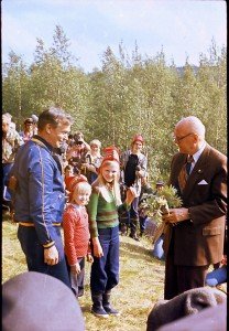 Kutturan tytöt ja Martti Hanhivaara tervehtivät presidenttiä Kultalan pihalla kimpulla pihlajankukkia kesällä 1977.