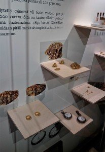 Näyttelyssä on esillä veljesten kultaa ja tarvaroita Turun Yliopiston kokorlmista.