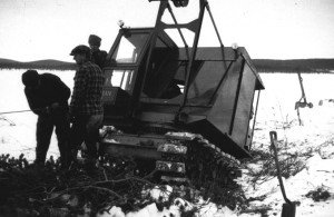 Kullervo Korhosen kaivinkoneyritys päättyi kahden kesän jälkeen syksyllä 1952. Konetta ryhdyttiin siirtämään erämaasta maailykille, mutta se upposi suohon, josta sitä kuvassa vedetään ylös.